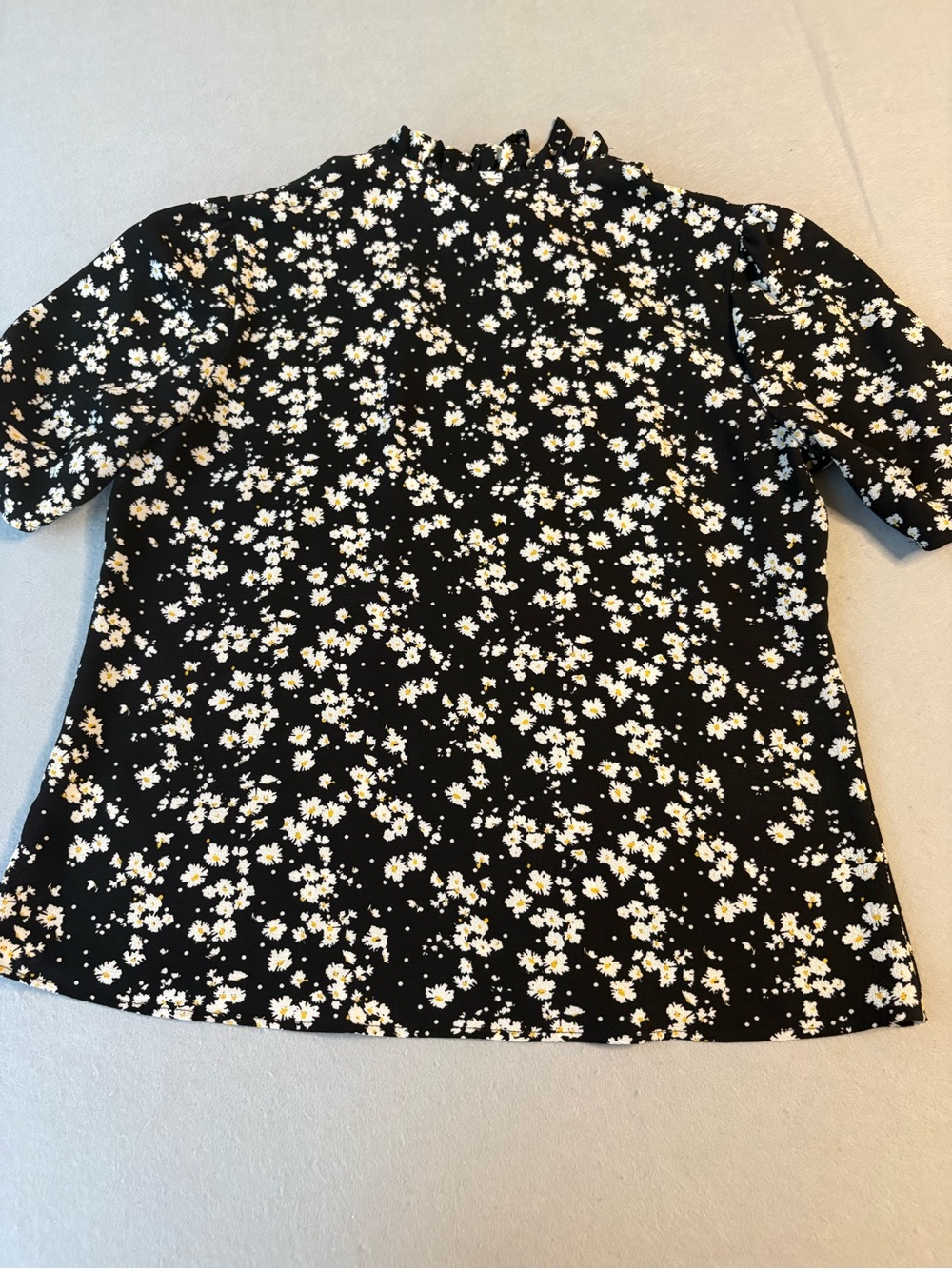 CeCe Blouse Flirty Daisy
Pattern Ruffles and Puff Sleeves Size Medium - Picture 9 of 9
